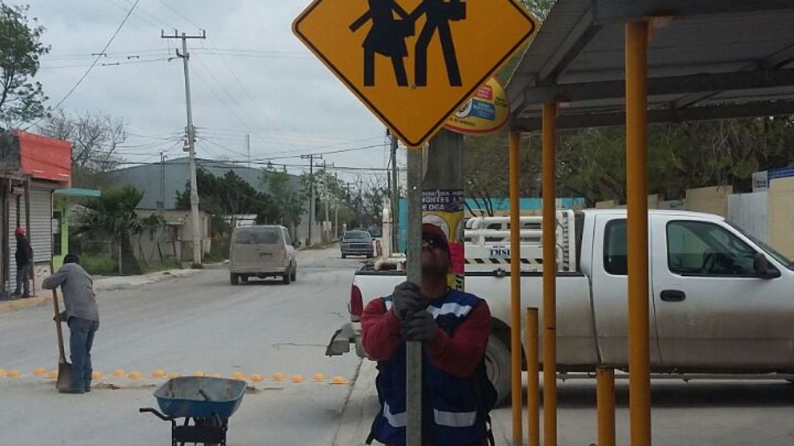 Realiza obras públicas trabajos de mantenimiento a escuela secundaria y vialidad