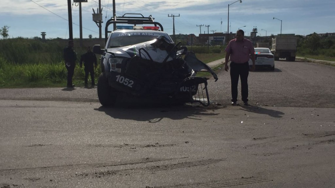 Policías estatales chocan contra trailer