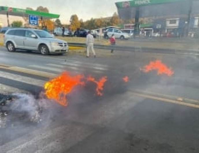 Vecinos bloquean carretera México-Cuernavaca pidiendo respuesta por desaparecidos 