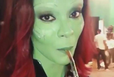 Gamora canta en español y toma mate