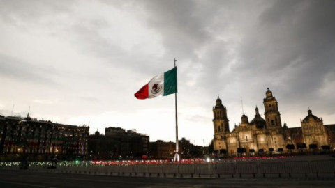 Bomberos rescatan la bandera nacional 