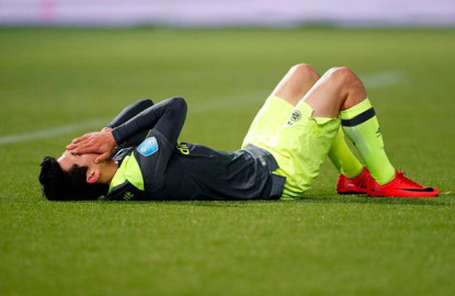 'Chucky' Lozano se lesiona en juego del PSV 