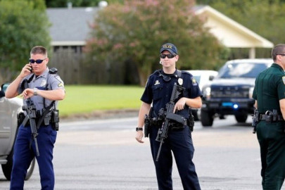 Hombre hiere a policía y se atrinchera con cuatro niños en Florida 