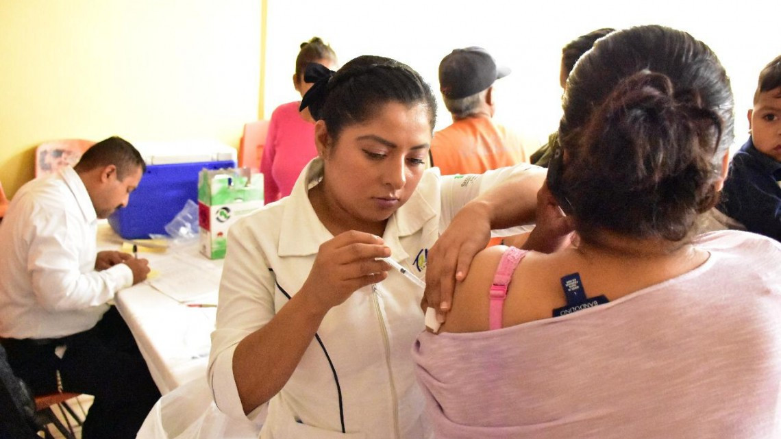 Benefician DIF y Ayuntamiento a familias de la colonia Carlos Cantú 