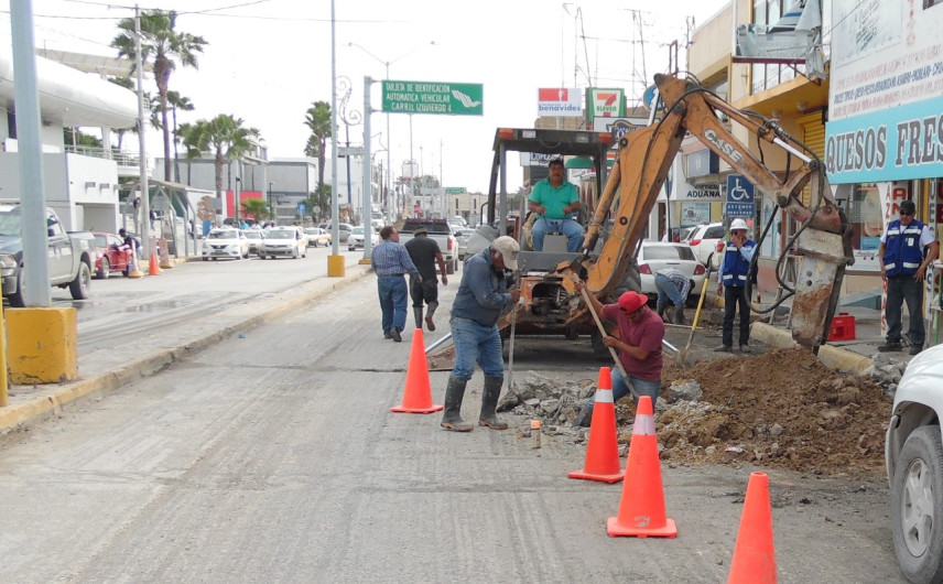 Repara COMAPA ducto de agua potable en Zona Centro