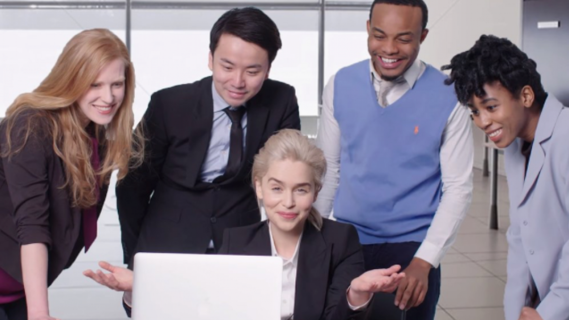 Emilia Clarke recrea fotos de archivo en una oficina