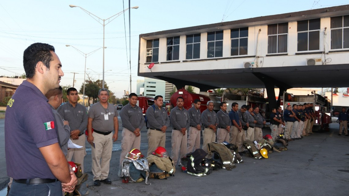 Reconocen a bombero por salvar a migrantes