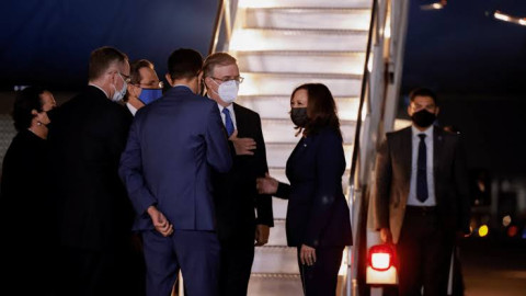 Marcelo Ebrard recibe a Kamala Harris en el AICM