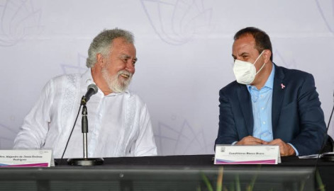 Alejandro Encinas firma convenio para proteger a defensores y periodistas