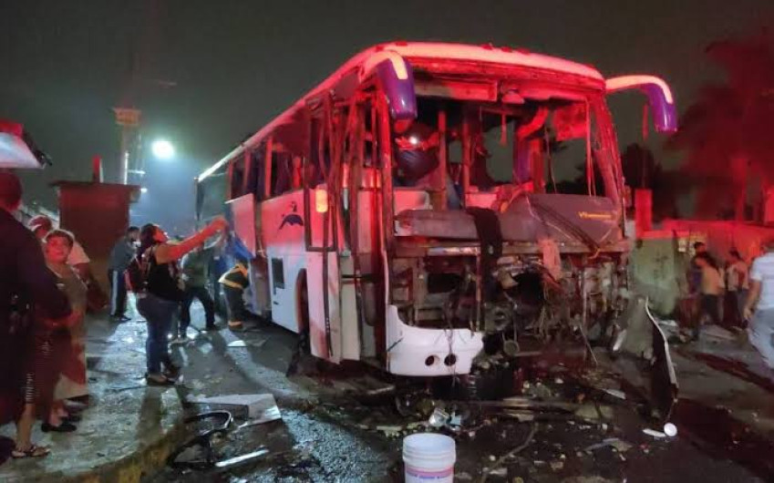 Explosión por pirotecnia incendia autobús de peregrinos