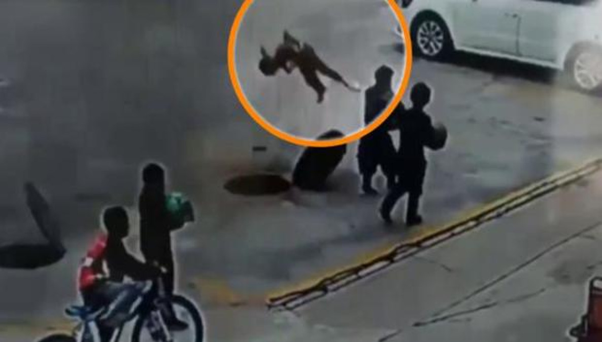 Niño sale volando por los aires tras echar un petardo a una alcantarilla