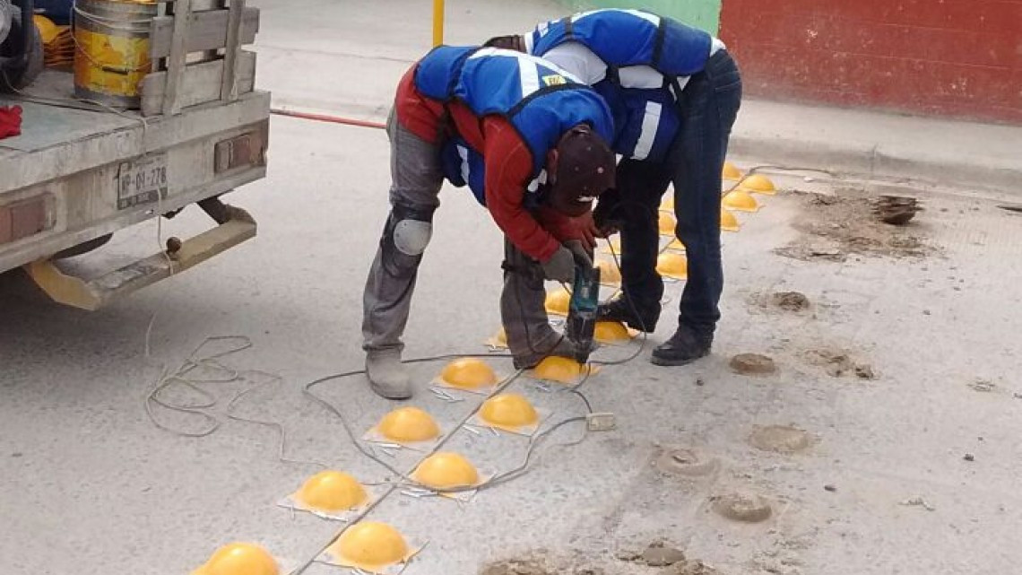Realiza obras públicas trabajos de mantenimiento a escuela secundaria y vialidad