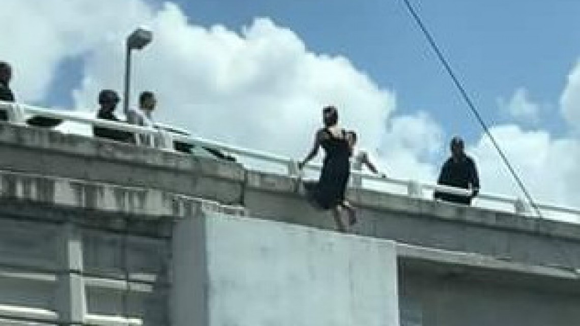 Impiden suicidio en puente Broncos 