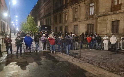 Maestros protestaron en Palacio Nacional para pedir regularización de docentes indígenas
