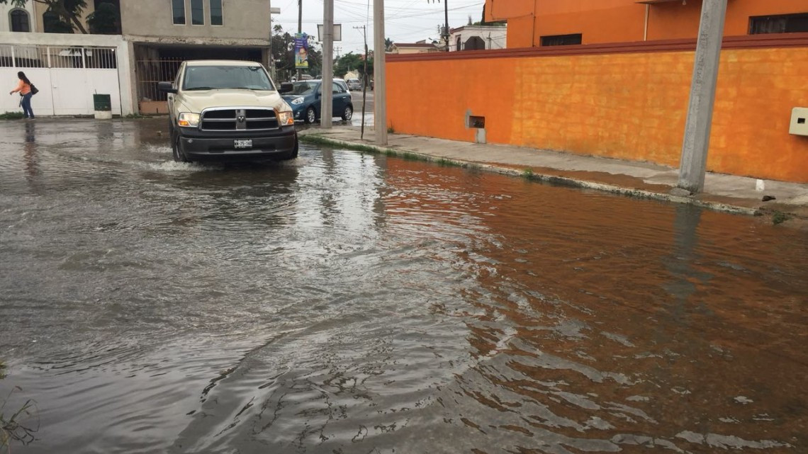 Fuga de aguas negras se convierte en río en la Manuel R. Díaz