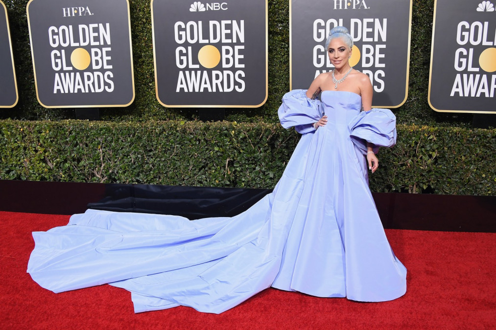 Subastarán vestido que usó Lady Gaga en los Globos de Oro