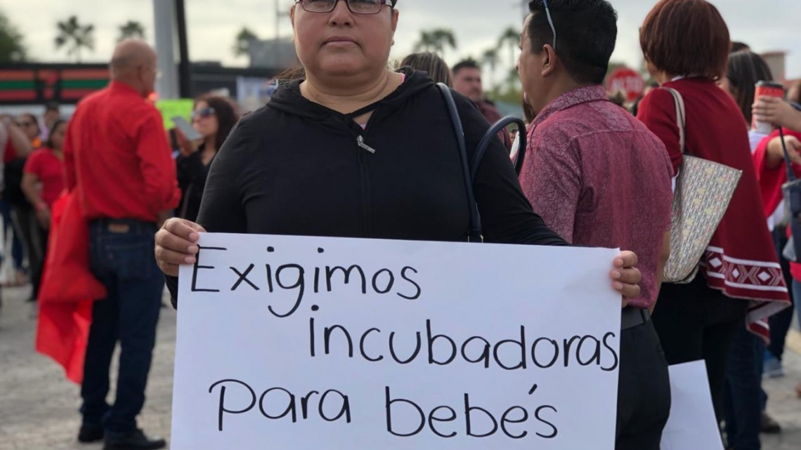 Se manifiestan maestros afuera del ISSSTE Matamoros 