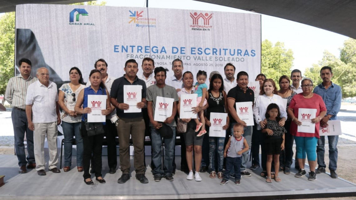 Alcalde y delegado del INFONAVIT entregan escrituras
