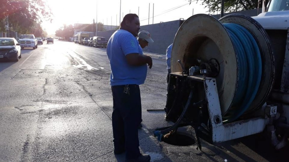 Comapa trabaja con equipo vactor