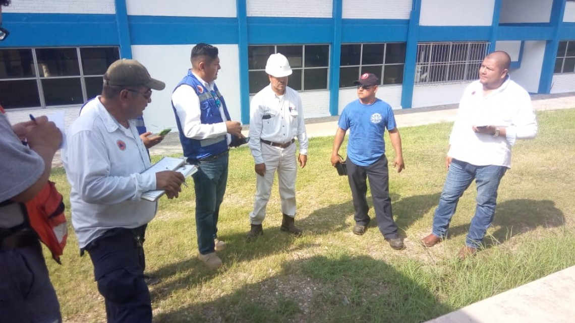 Analizan crudo que emana de tierra dentro de CBTis 105