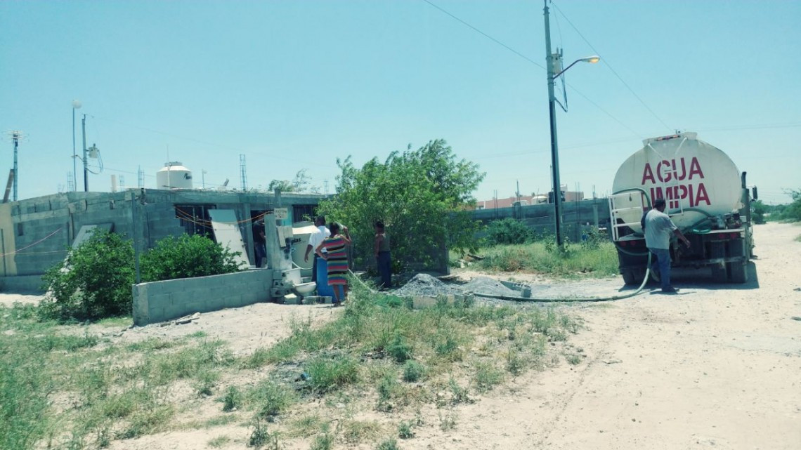 Colonias y ejidos reciben pipas con agua potable