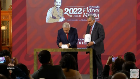 Firma AMLO decreto para garantizar el agua en NL