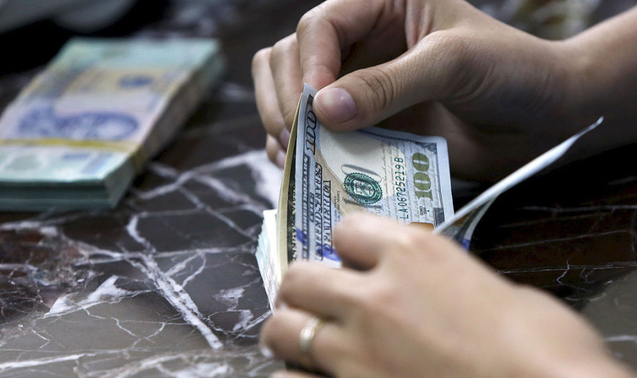 Dólar se vende en 20.08 pesos en el AICM