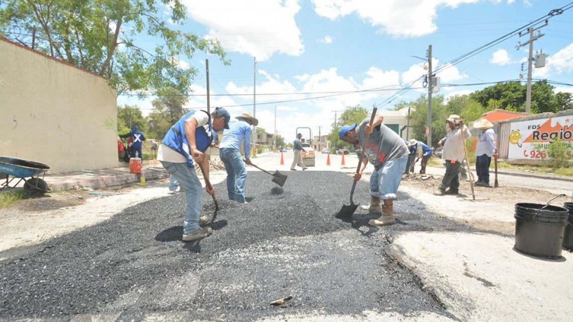 Servicios Primarios continúan reparación asfáltica en principales avenidas