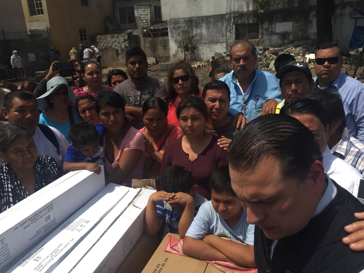 Dotan de electrodomésticos a familias damnificadas por incendio