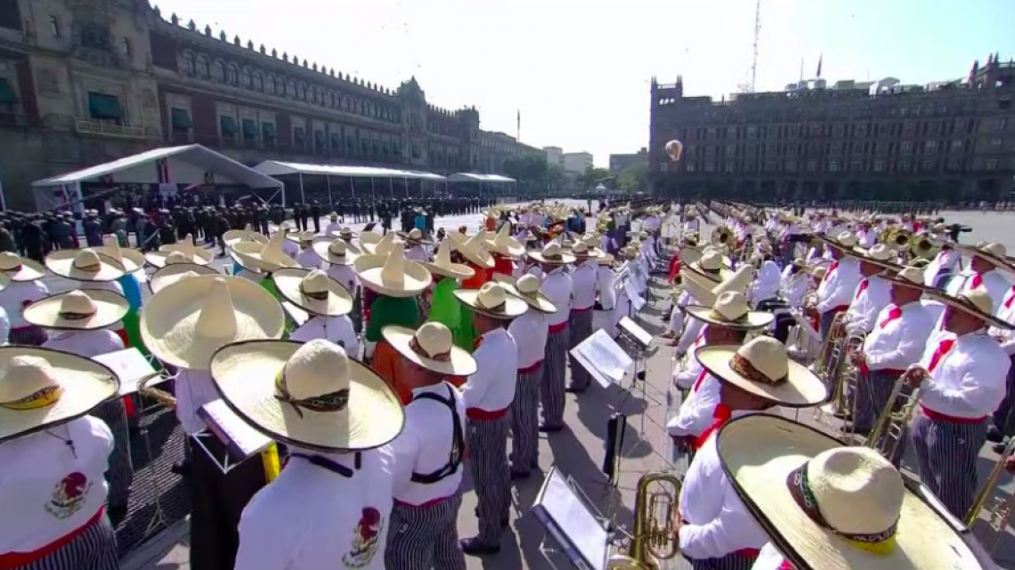 Así se vive el Desfile por el 111 Aniversario de la Revolución Mexicana encabezada por AMLO 