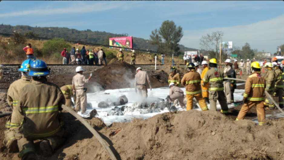 Extinguen incendio en ducto de Pemex en Zapopan, Jalisco