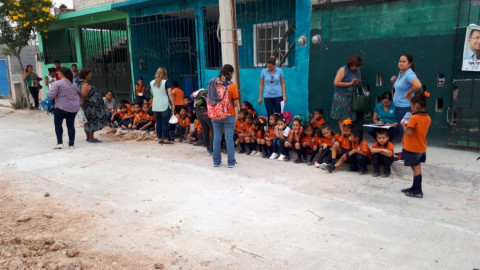 Madres de familia cierran jardín de niños, exigen destitución de directora