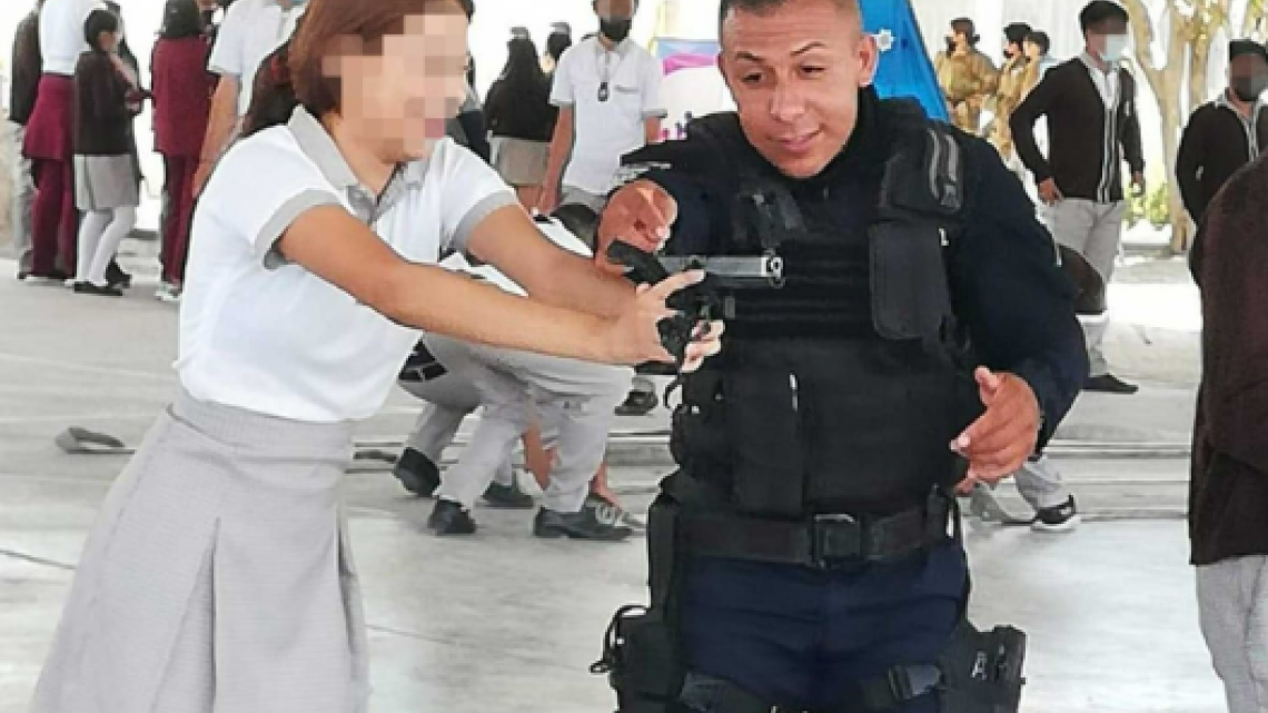 Alumnos de secundaria en Guanajuato reciben "orientación sobre el sistema de emergencia 911" con armas de fuego reales 