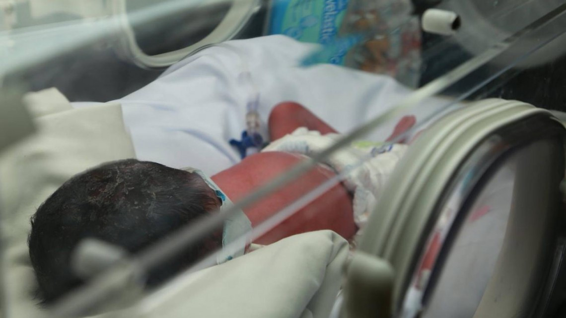 Visita presidenta del DIF a recién nacida que fue abandonada