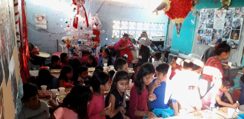 Alimentan a niños en condición vulnerable