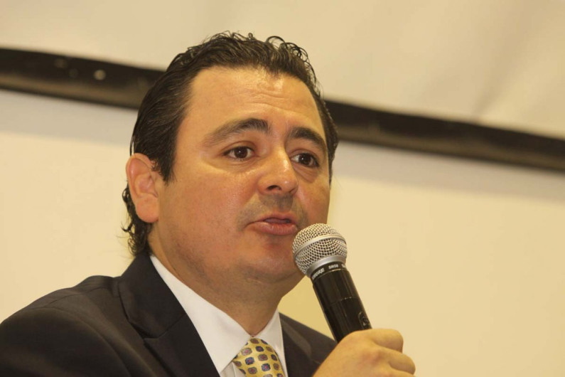 Diputado es grabado cuando le da un “arrimon” a una de sus compañeras