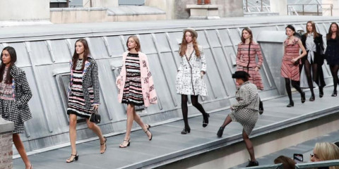 Mujer se cuela en el desfile de Chanel 