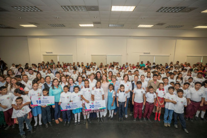 Entrega DIF estímulos económicos a niñas, niños y adolescentes 