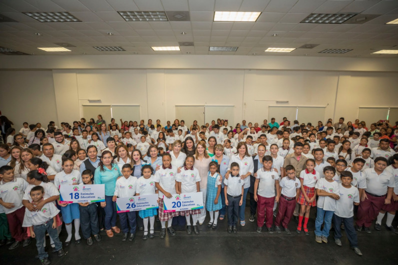 Entrega DIF estímulos económicos a niñas, niños y adolescentes 