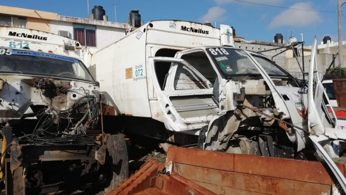 Encuentran camiones de basura saqueados y abandonados 