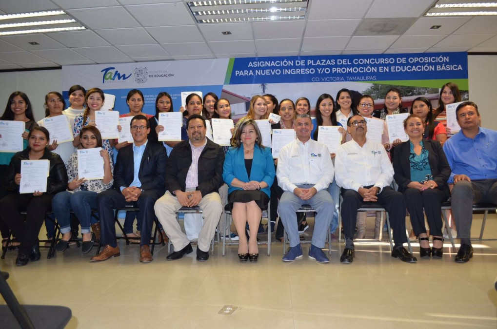 Entregan nombramientos del concurso de oposición en educación básica