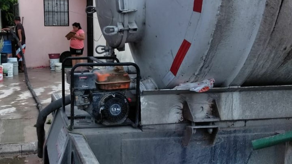 Pipas entregan agua en Villa Florida y Bugambilias