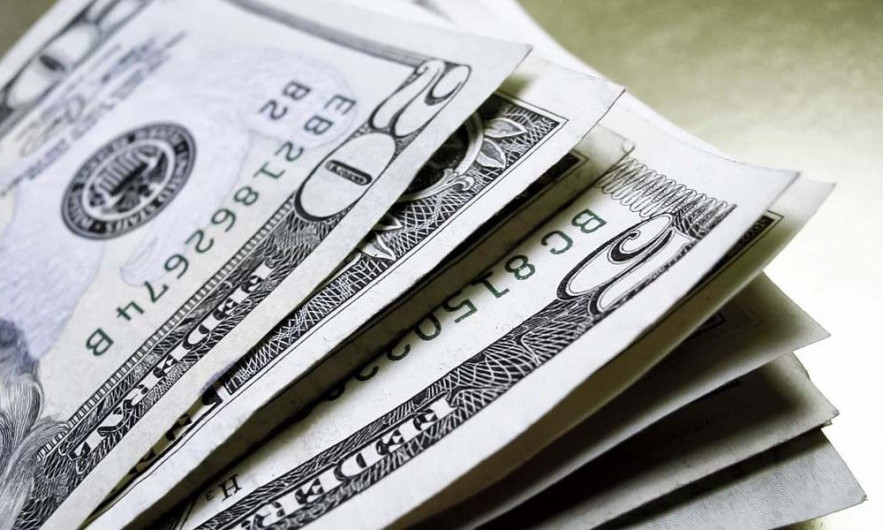 Dólar se vende en el AICM en 18.65 pesos