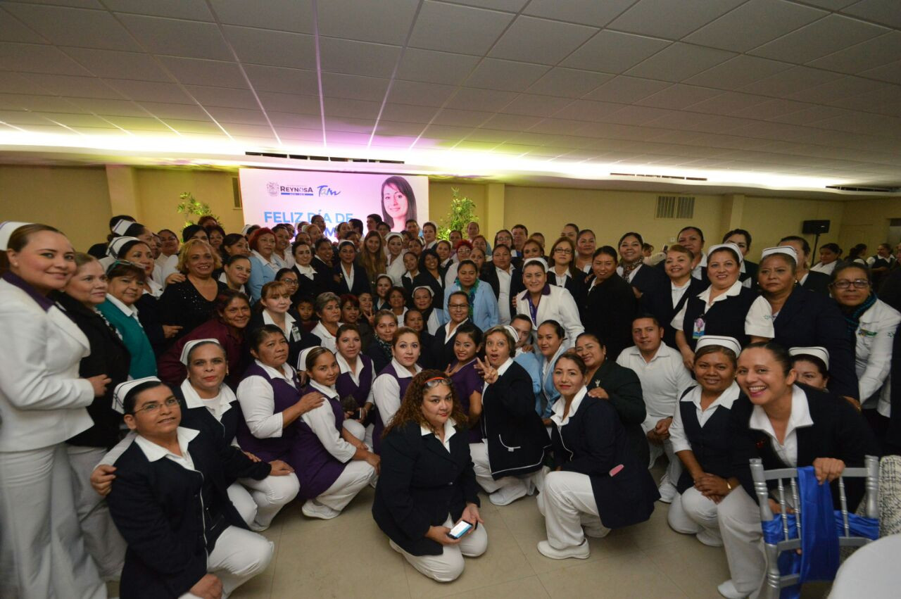 Enfermeras festejan su día en compañía de Alcaldesa 