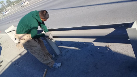 Aplica Municipio mantenimiento a vallas de seguridad y señalización vial