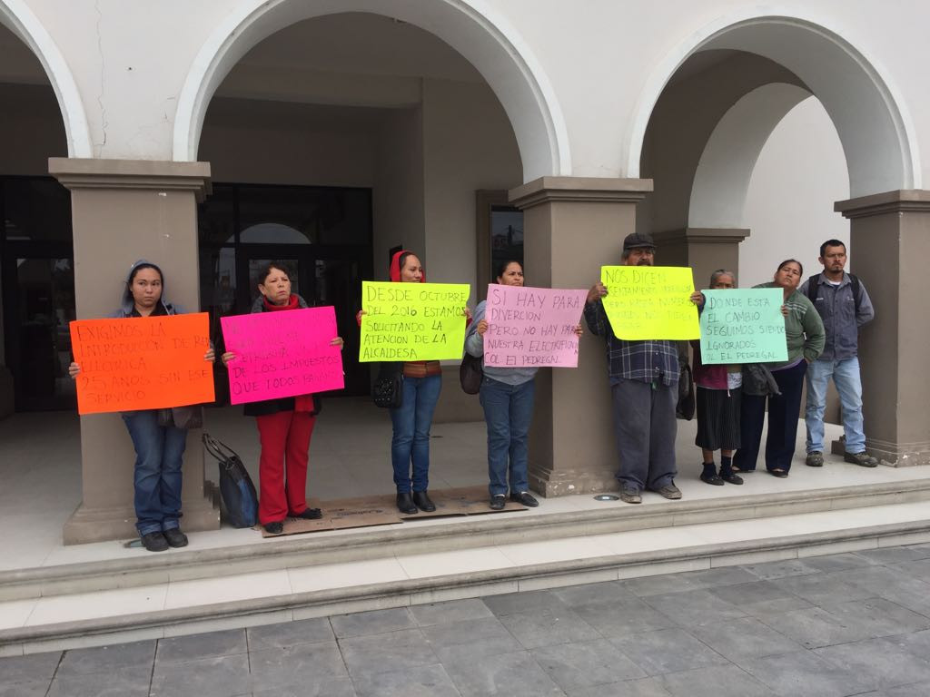 Exigen electrificación, protestan frente a la presidencia de Altamira.