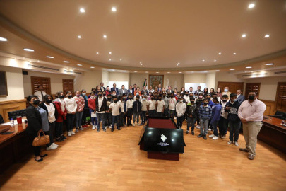 Visitan niñas y niños de primaria Sala de Cabildo 