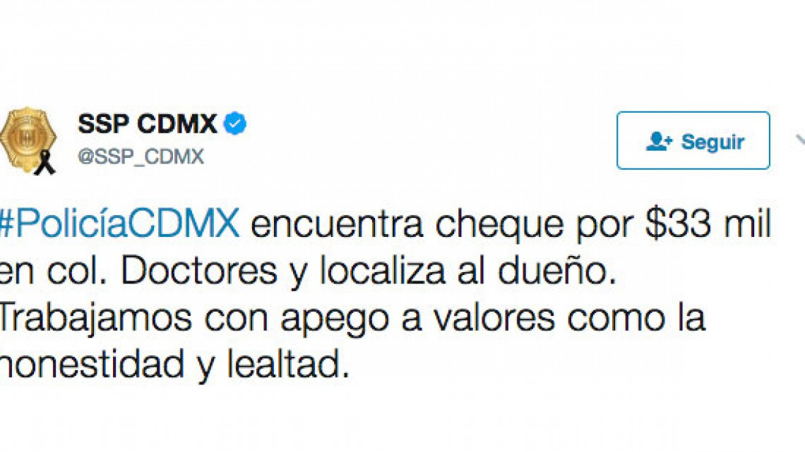 Policía honesto encuentra cheque y lo entrega a dueño