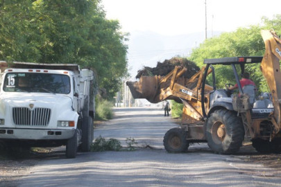 Limpia Municipio basurero clandestino en Libramiento de Victoria