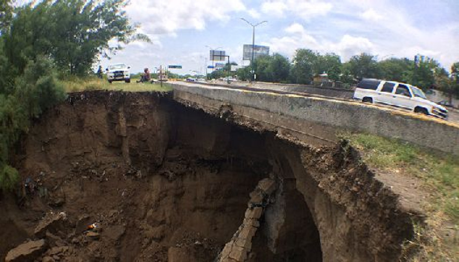 Se forma un agujero en boulevard de Nvo. Laredo 